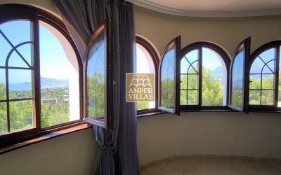 Fantástica villa con gran parcela, con privacidad y vistas al mar.